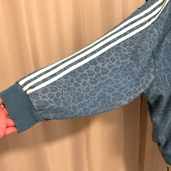 EUC Adidas Crew Sweatshirt Blue Grey Multi color Leopard Print - Picture 4 of 7